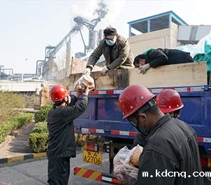 竞技宝官方网app集团解决和庄镇马杓湾村种植的地瓜大量滞销的燃眉之急