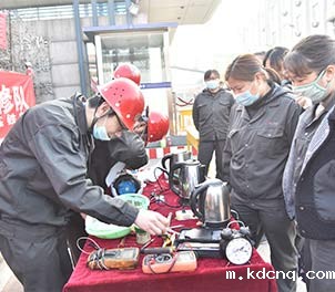 泰钢共青团学雷锋为职工义务维修家电
